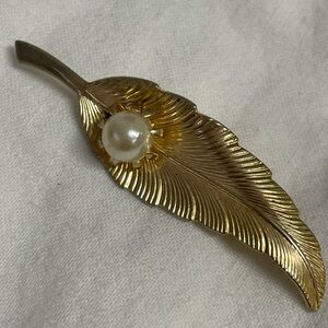 Vintage gold leaf round white pearl brooch pin